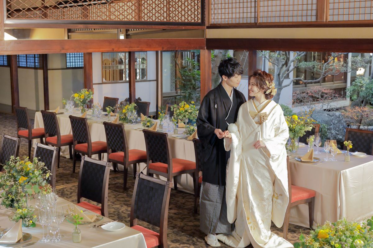 伝統和装も勿論マッチ。お花に工夫を凝らして明るい印象で会場をコーディネート。