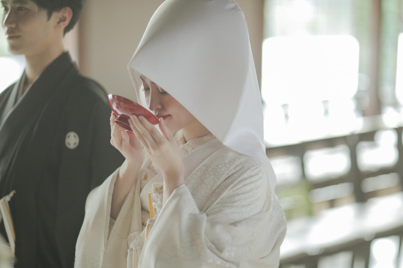 ドレス着用時のベールに通じる"綿帽子"は<br />
和装で行う挙式を更に雰囲気づけてくれる大事なアイテム。