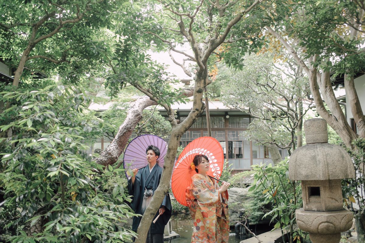 館内中央に据えられた日本庭園は四季折々の美しさで訪れる人の目を楽しませます。<br />
館内から眺めるもよし、足を踏み入れるもよし。<br />
古くから受け継がれる伝統美をお楽しみください。