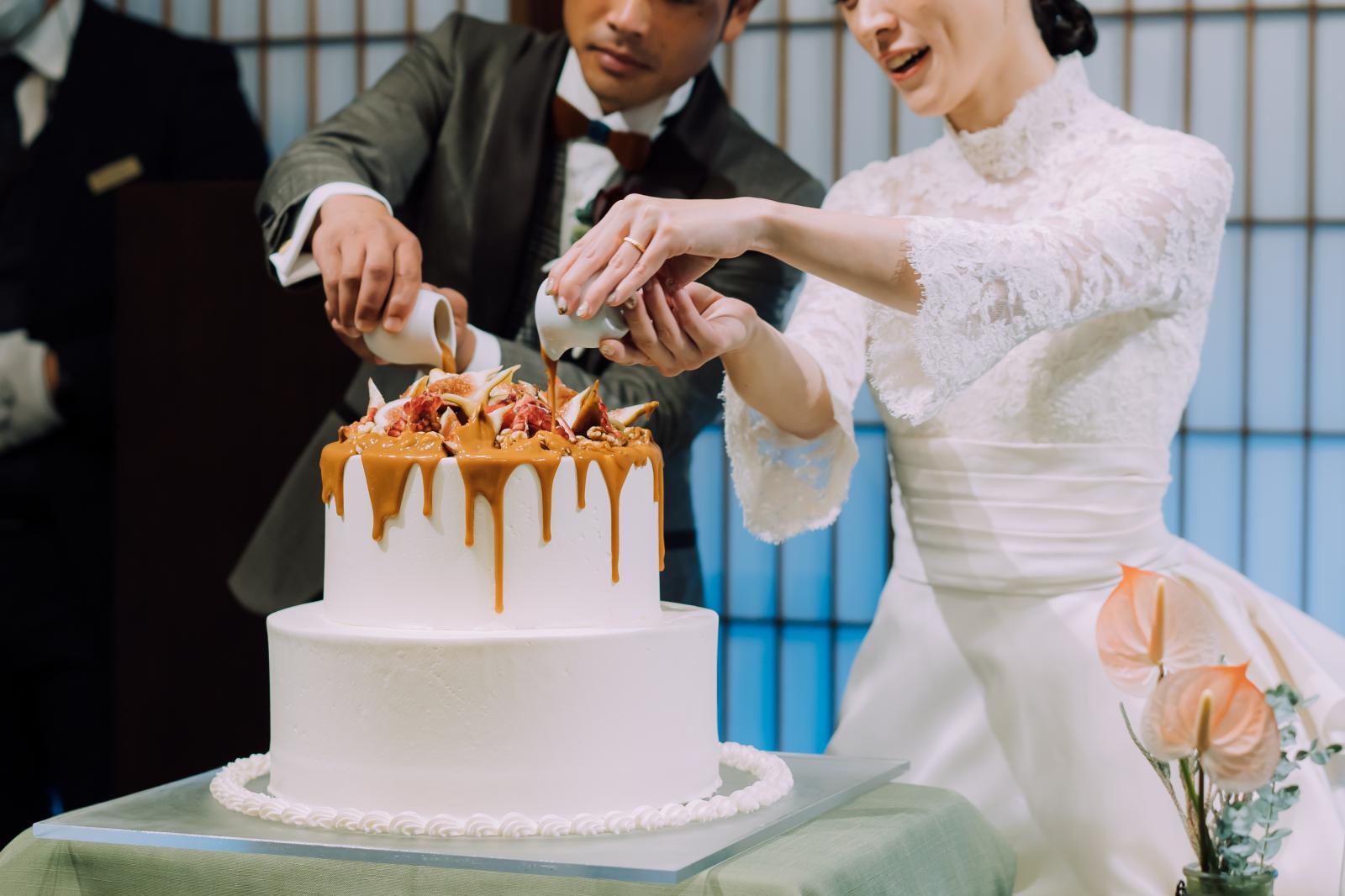 ケーキ入刀の代わりにフルーツなどのシロップをかけて完成する"ドリップケーキ"も人気の演出