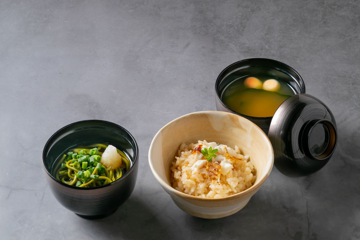 鯛めしと川越手毬麩のお味噌汁<br />
若しくは　抹茶そば