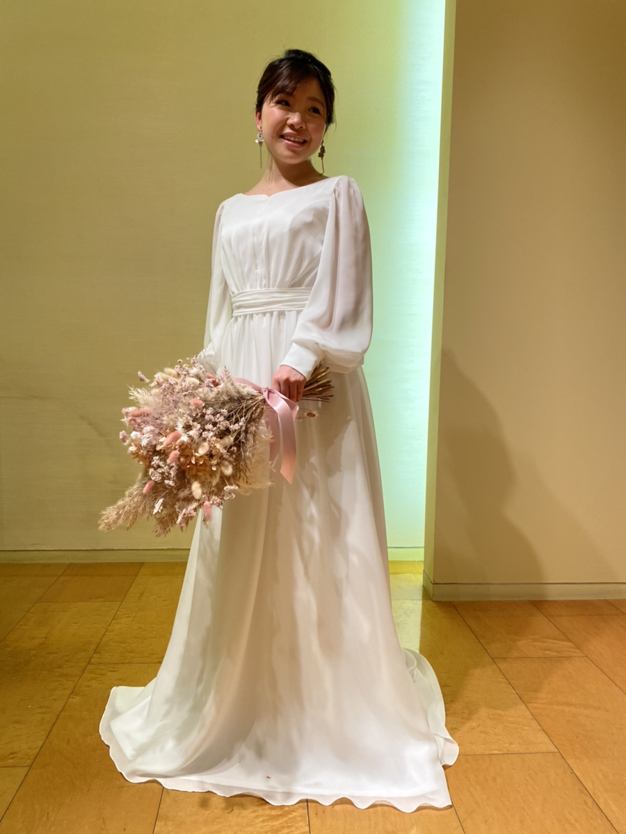 オリジナルドレス"ベルフラワー"は大人の美しさを表現。<br />
デザインは控えめながらこだわりが満載の一着。