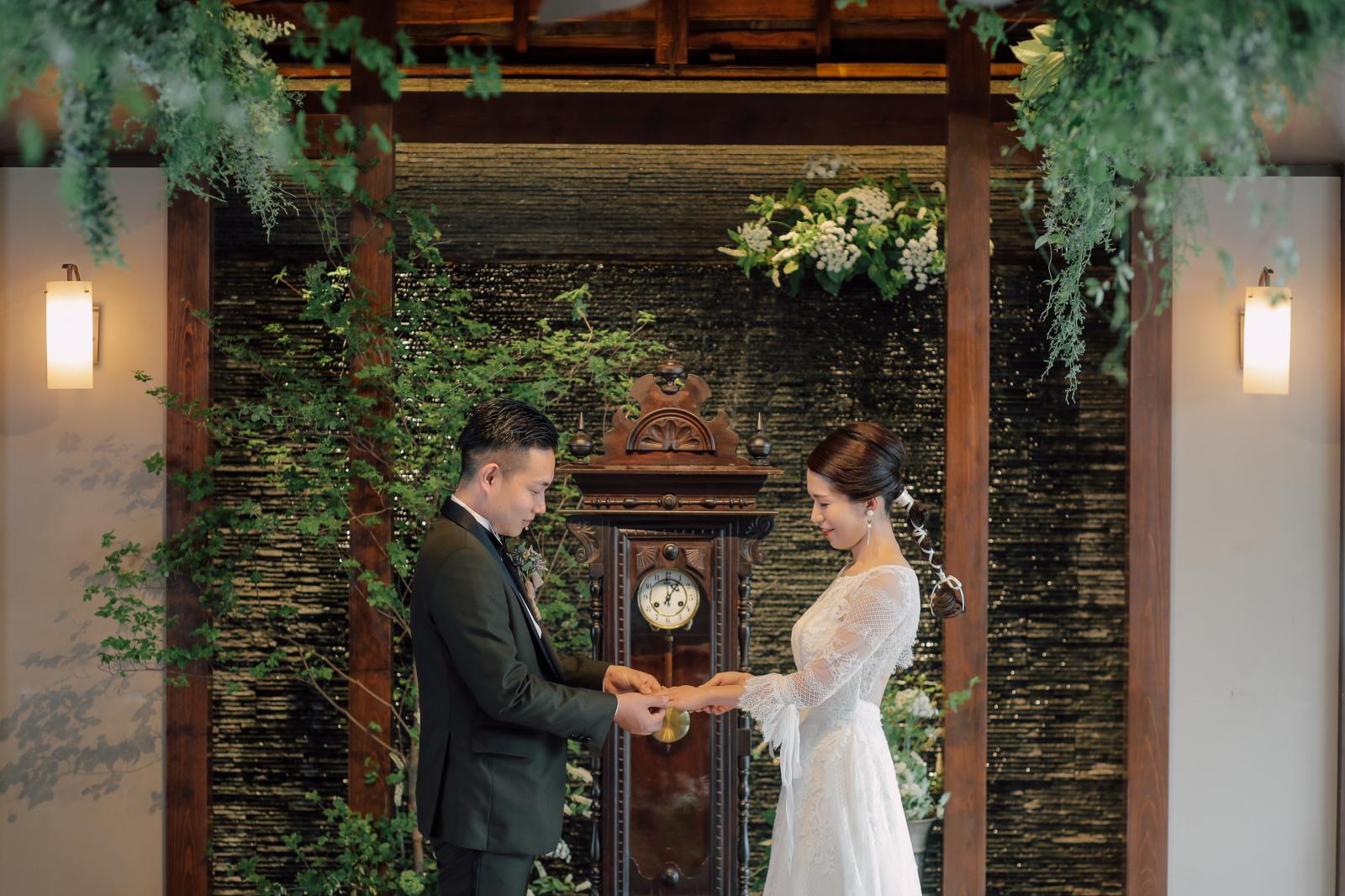オリジナル挙式"刻乃式-トキノシキ-"では柱時計のネジを巻く事で結婚生活の始まる瞬間を祝福。