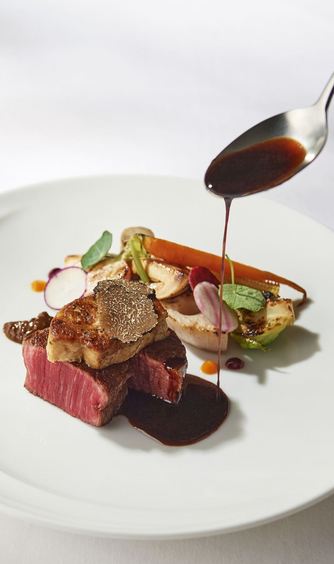 隣接キッチンから、温かさ・冷たさが保たれた一皿をご提供