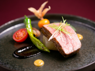 和牛と出汁大根の味噌添え。フレンチのような華やかな盛り付けでありながら、ほっとする和の味付けが好評
