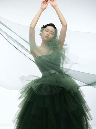 深みあるグリーンと幾重のチュールが描く、幻想的でアートのような一着