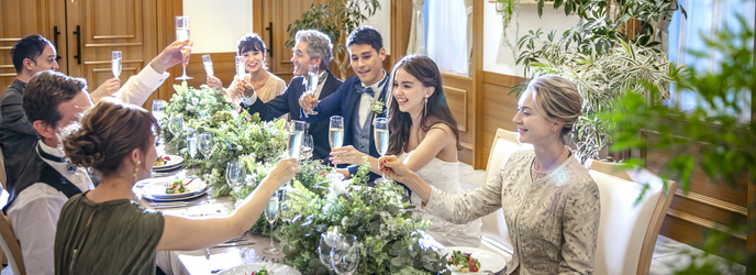 パーティ会場に隣接するホワイエは少人数会食に丁度よい広さ感。貸切感がありつつ、がらんとした空間使いにならないので心地よく過ごせる