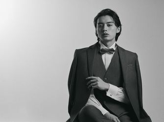 洗練されたシルエットが引き立つ上質なフォーマルスタイル