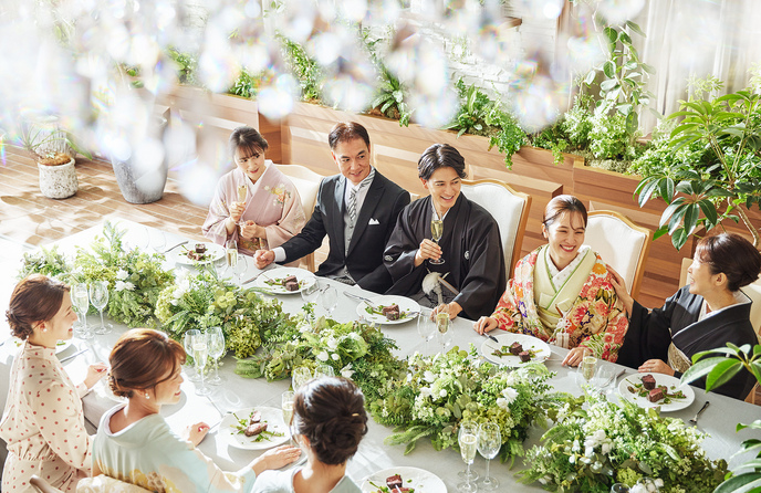 和装では緑の会場装花で落ち着いた雰囲気でまとめるのも◎