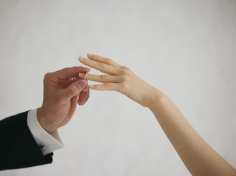 特別な日にふさわしい一着とともに、心通わせる瞬間。