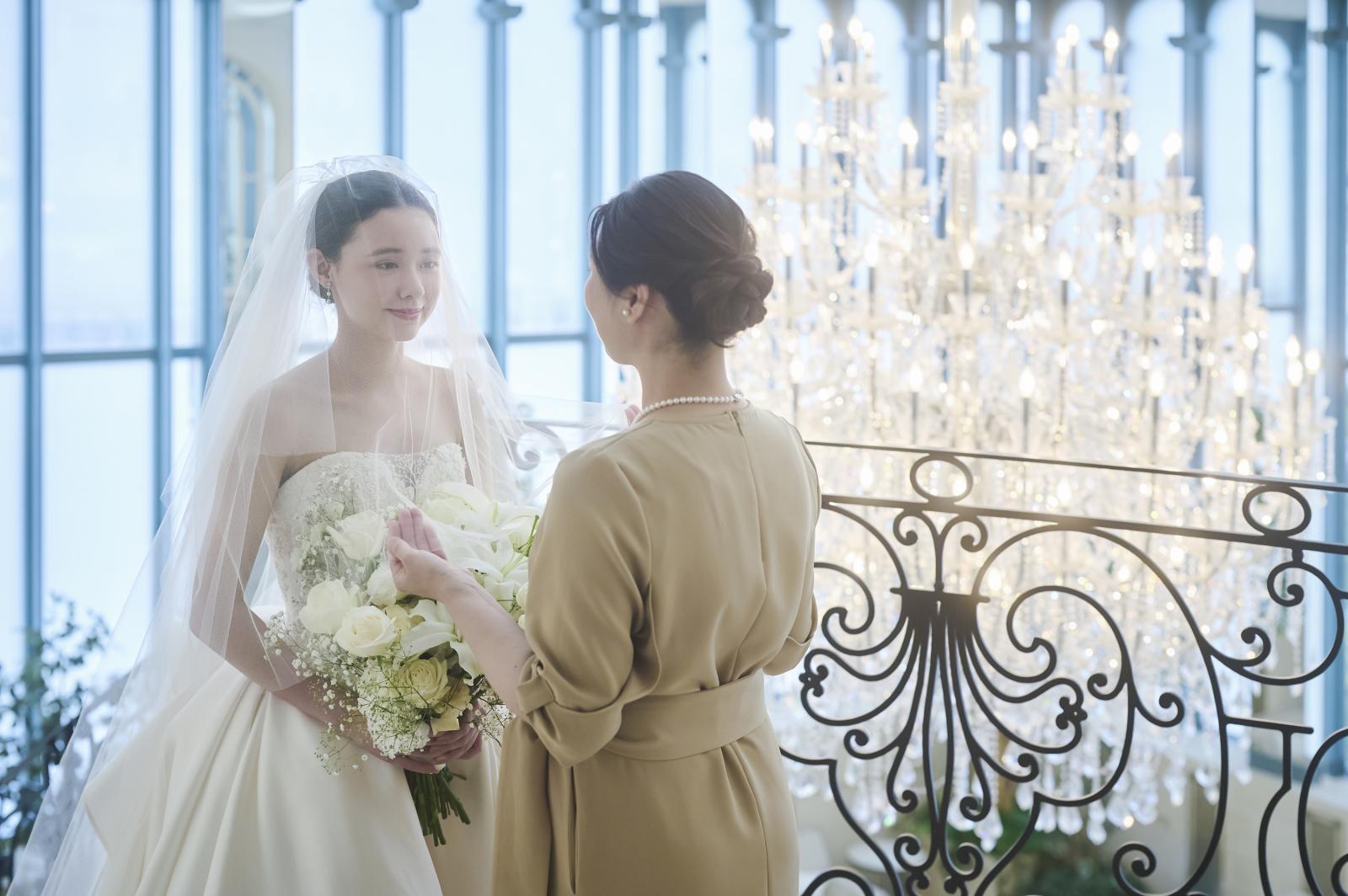 ヨーロッパで古くから伝わる「幸せになってね」の想いを込めた、お母様による花嫁の「ベールダウン」