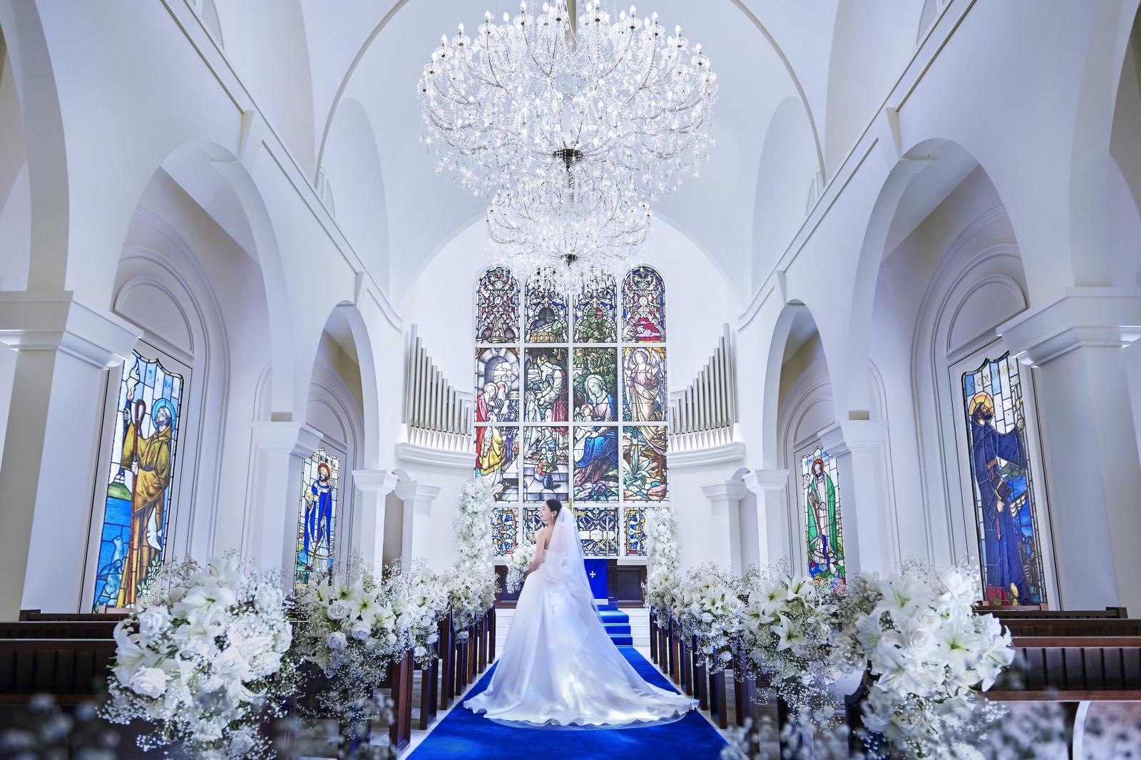 チャペルの扉が開くと、“永遠”を意味するロイヤルブルーのバージンロードが広がります