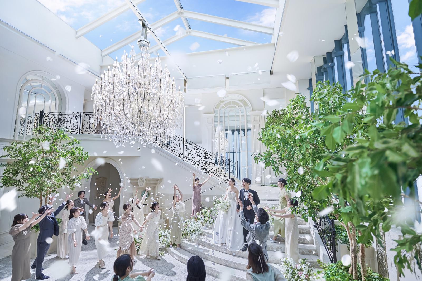 開放感のある大階段で笑顔と喜びが降り注ぐフラワーシャワーを<br />
<br />
挙式後は屋内とは思えない開放感のあるアトリウムで、大階段から登場する演出を。季節や天候にも左右されずアフターセレモニーを楽しめます。