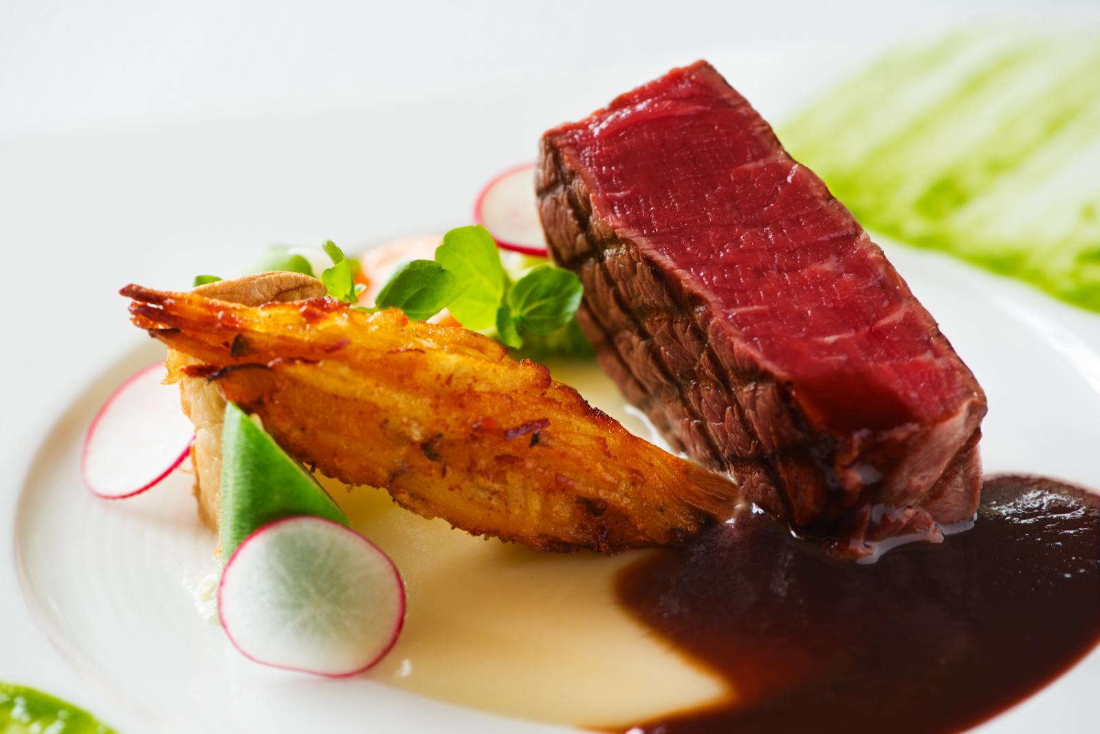 特選牛ヒレ肉のグリエ“オイルバス加熱”旬野菜とポテトのヴルーテ添え ソースヴァンルージュと共に