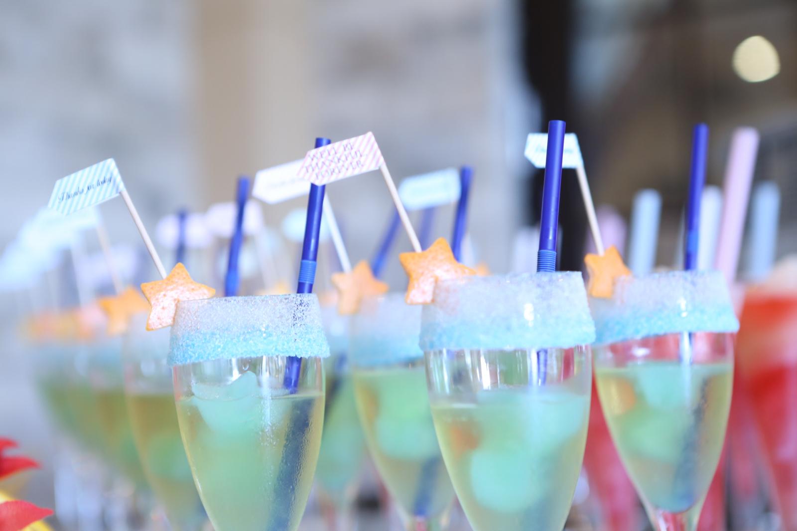 アルコール3種類・ノンアルコール3種類　合計6種類のカクテルが鮮やかに並びます！