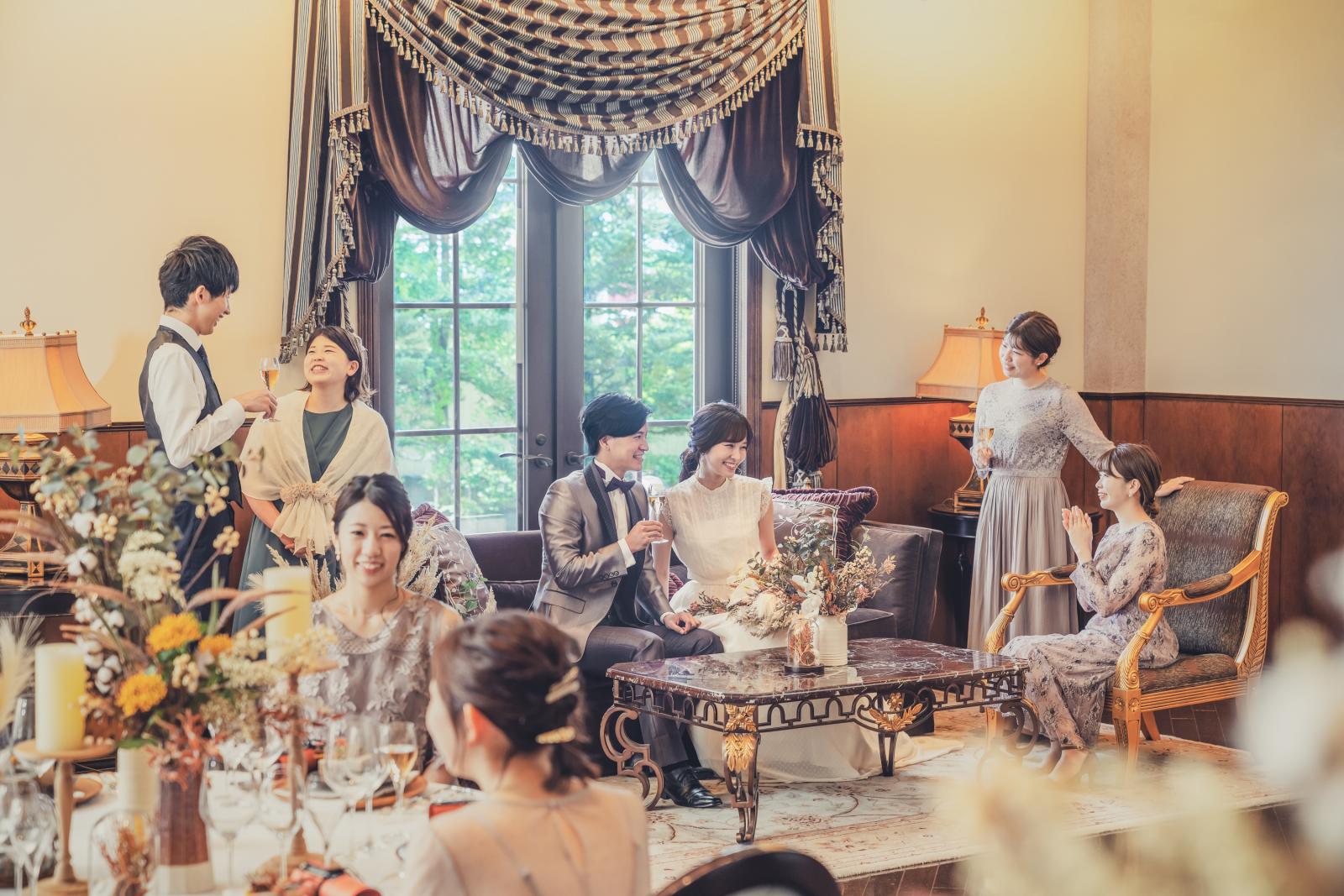 誰もがリラックスできる優雅な雰囲気の中、ゲストと会話を愉しむパーティを