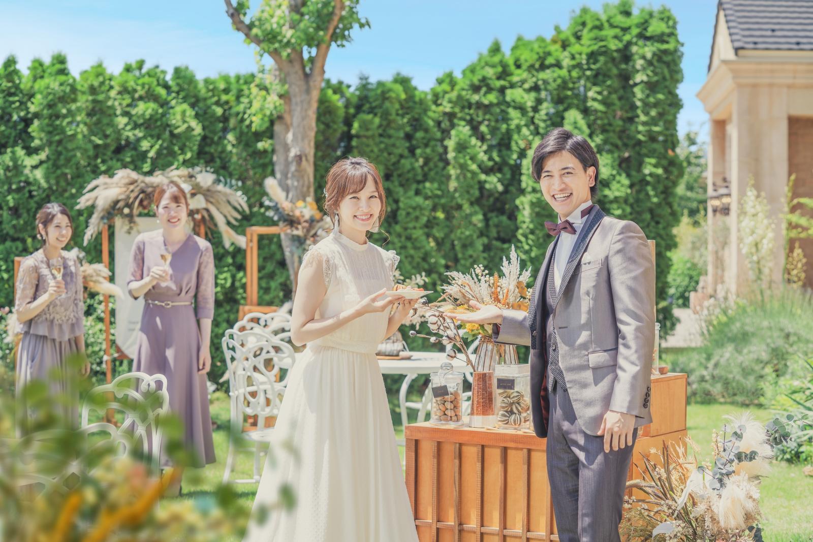 四季折々の花やグリーンがナチュラルウェディングを彩ります。