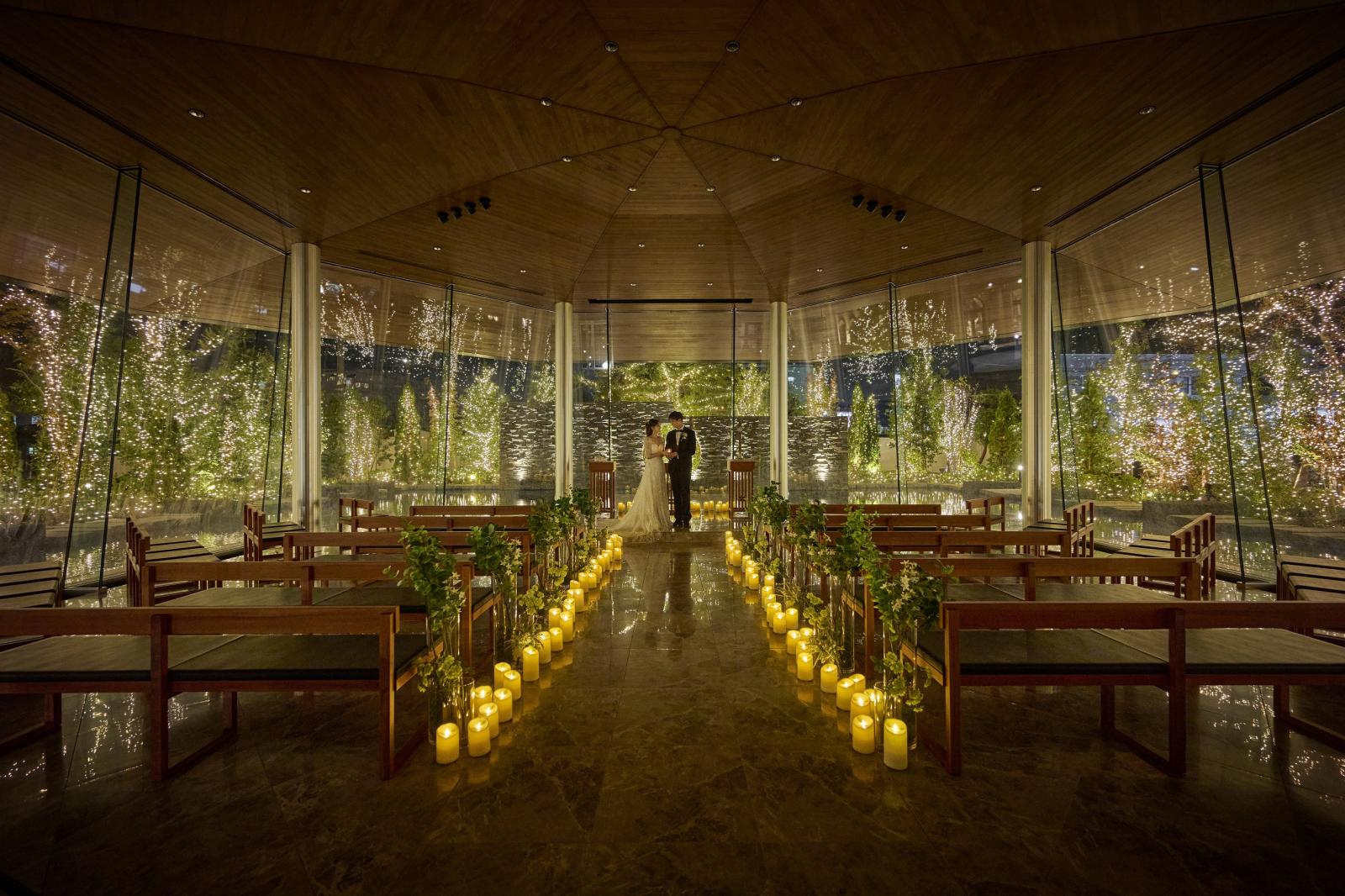 イルミネーションやキャンドルの光に包まれるナイトウエディング。