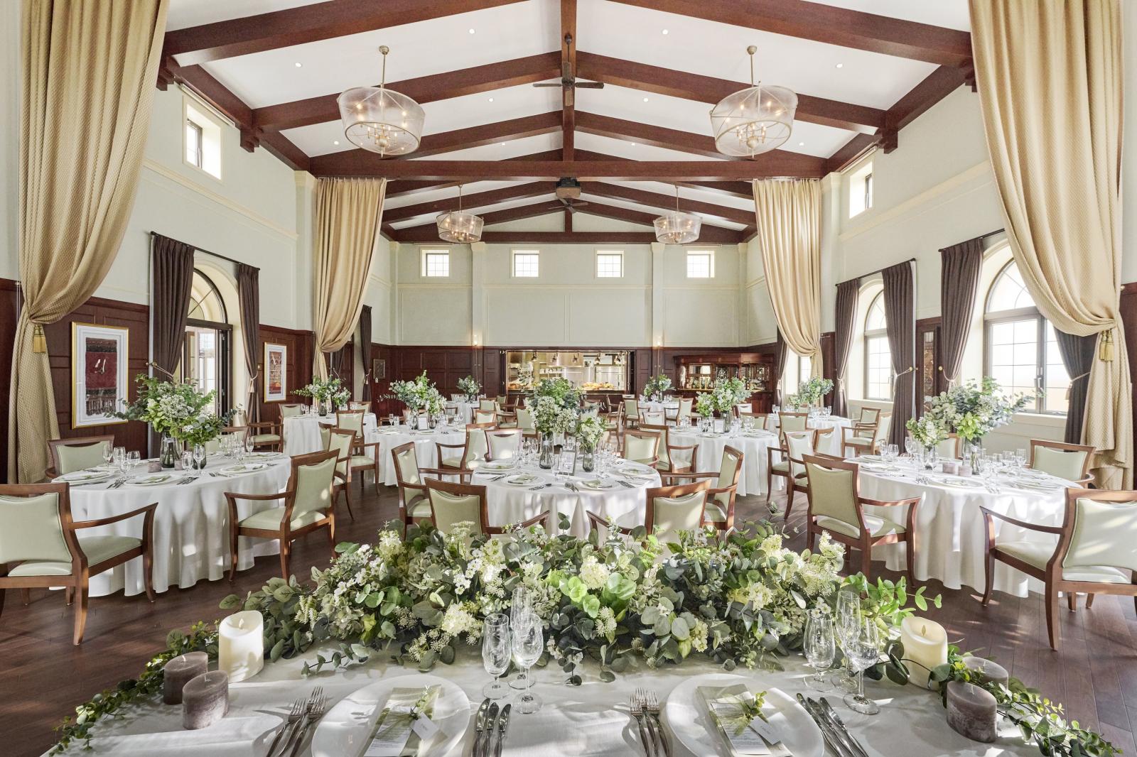 ガーデンが隣接し大きな窓から温かな光が差し込むパーティー会場。