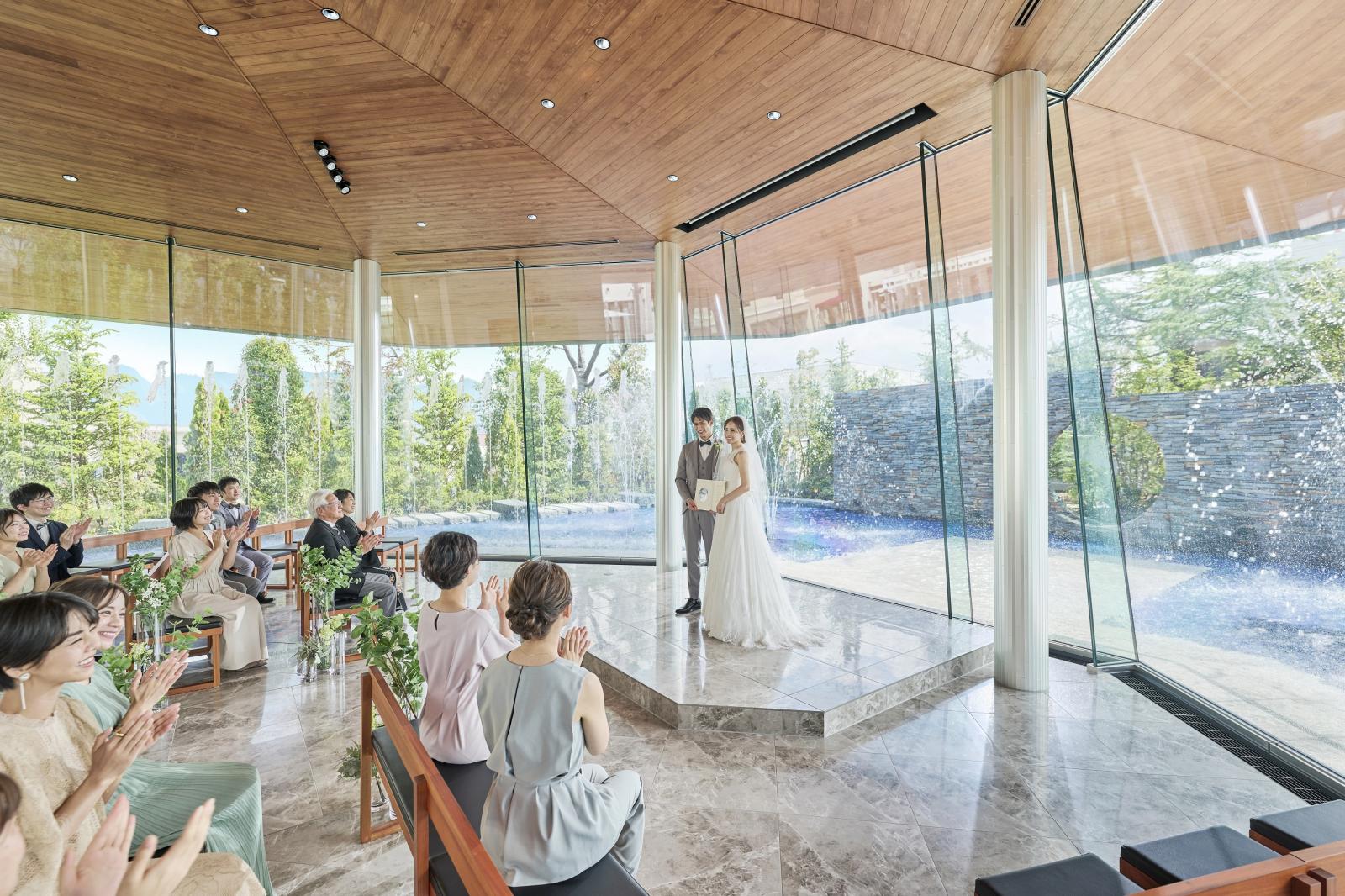 挙式のシーンに合わせて、アーティスティックな噴水が挙式会場を包み込む。ゲストの心を掴む演出に！