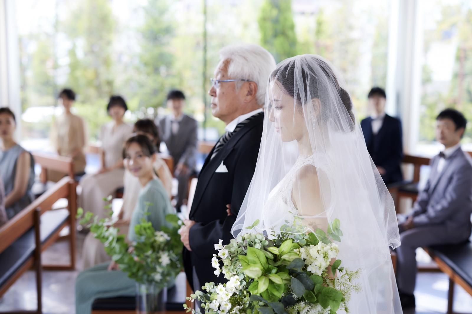 これまでの時間を思い出しながら、お父様と歩むバージンロード。