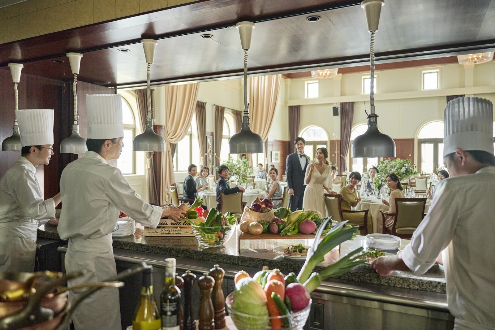 オープンキッチンから届く出来立てのお料理でおもてなし。