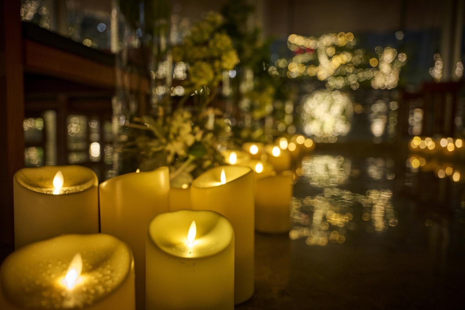 夜ならではの温かな光に包まれた空間。
