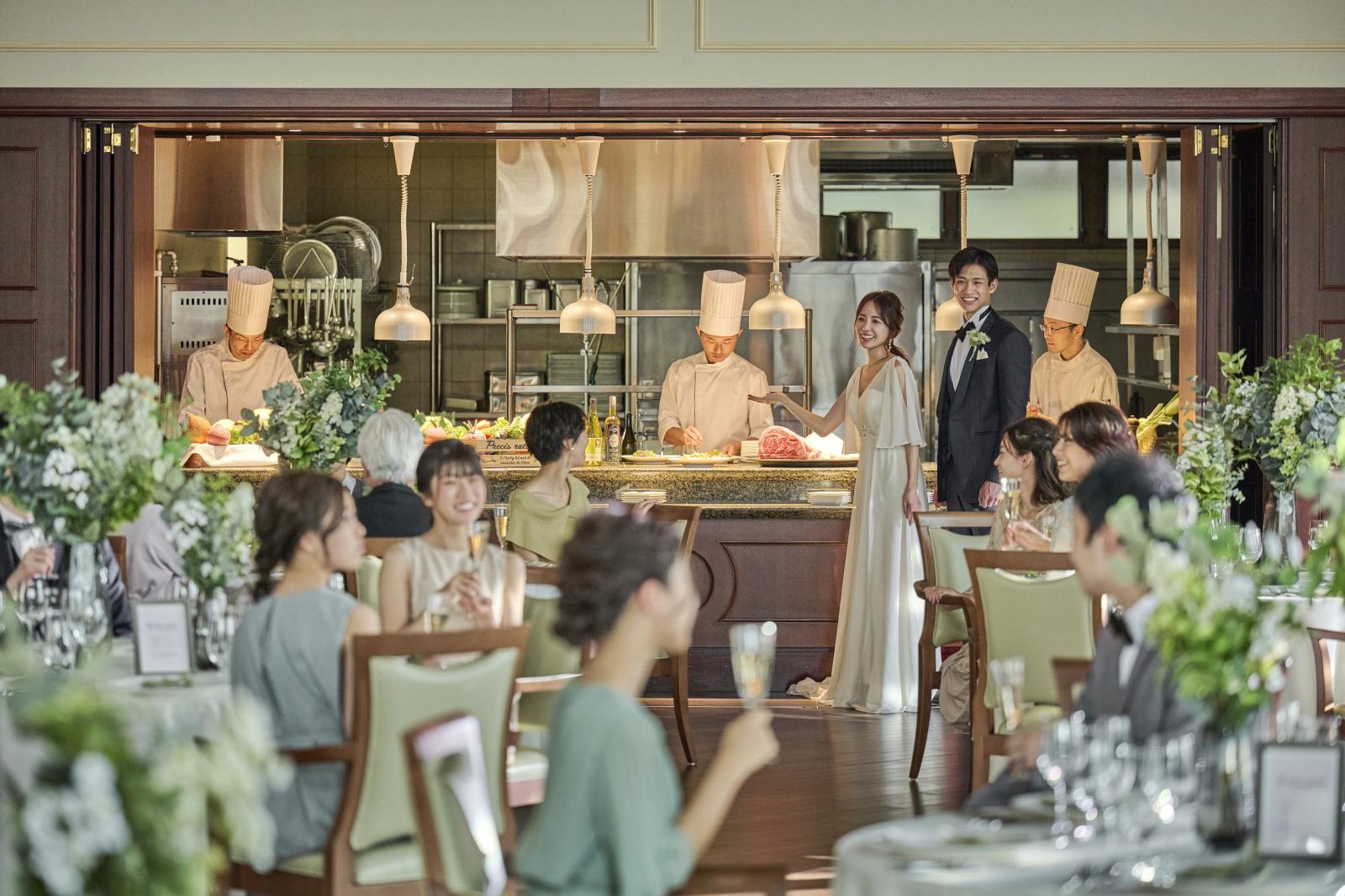 会場内のオープンキッチンから届くおもてなしのお料理に注目を。