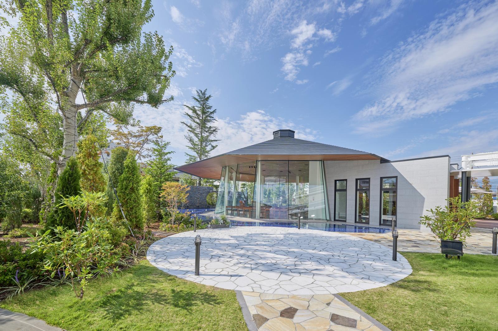 豊かな自然に囲まれた挙式会場。挙式後はガーデンでのフラワーシャワーやバルーンリリースを楽しもう。