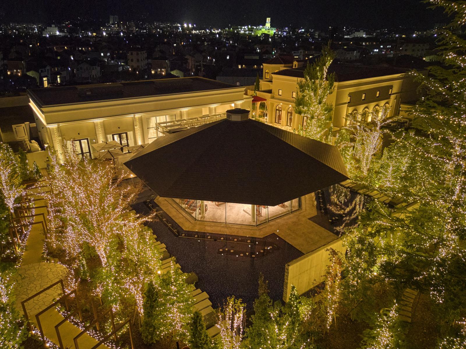 レセプション棟、挙式会場、披露宴会場、広いガーデンもすべて貸切にして過ごす特別なウエディング。