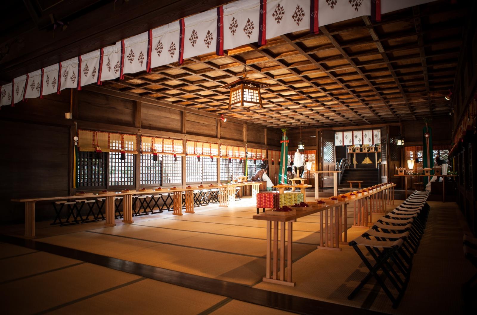 本殿は歴史を感じさせる厳粛な雰囲気が漂う