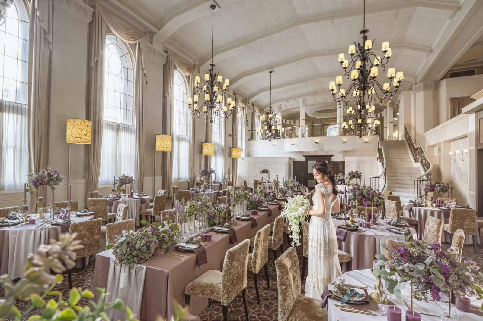 天井高9ｍの披露宴会場は、ゲストの方がゆっくり過ごせるとして高評価。大階段やバルコニーもあり、様々な演出にも使用することが可能。7ｍの窓からは自然光が降り注ぎ、会場内を明るく照らす。