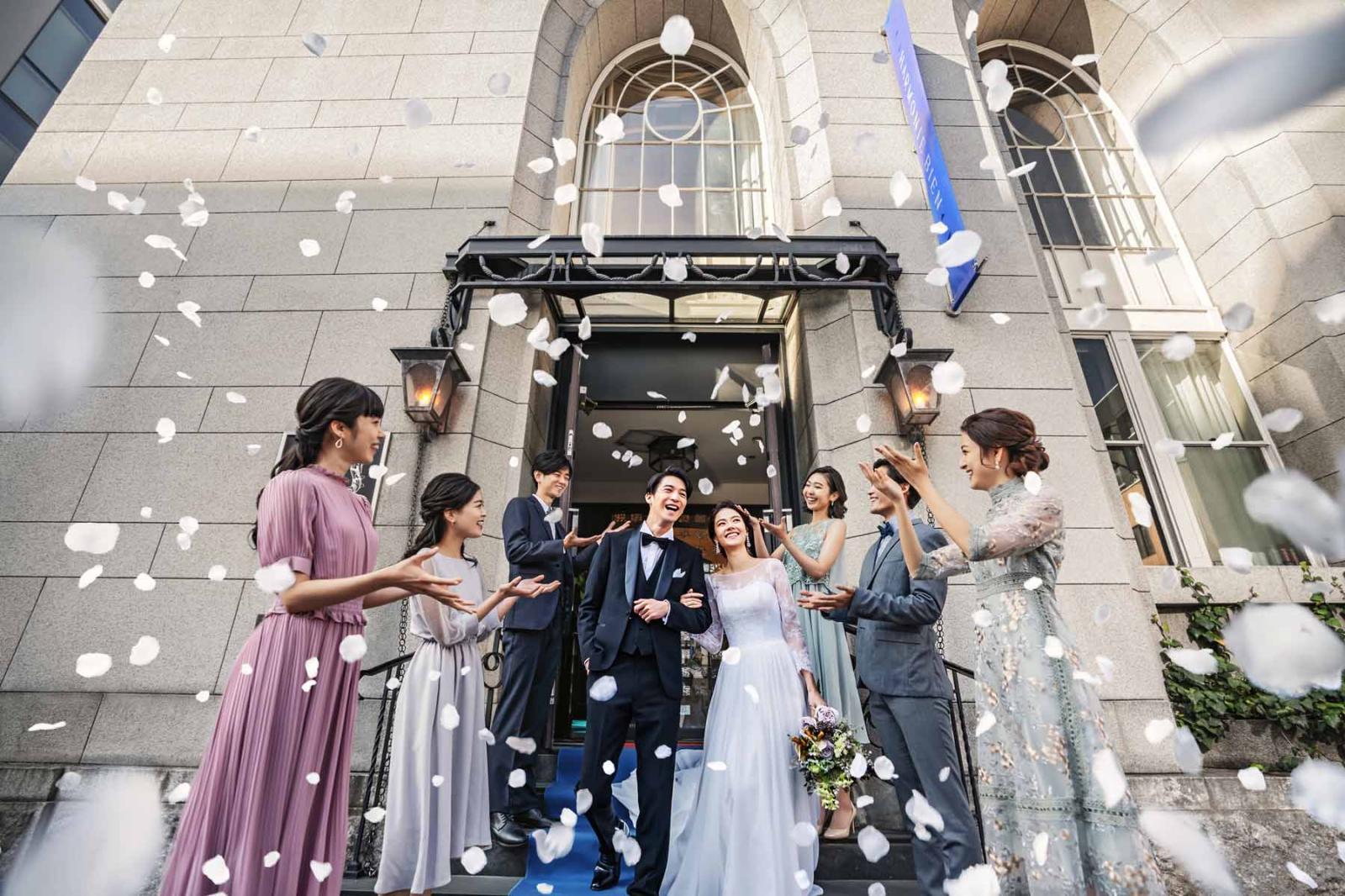 フラワーシャワーやフェザーシャワーでゲストから祝福される