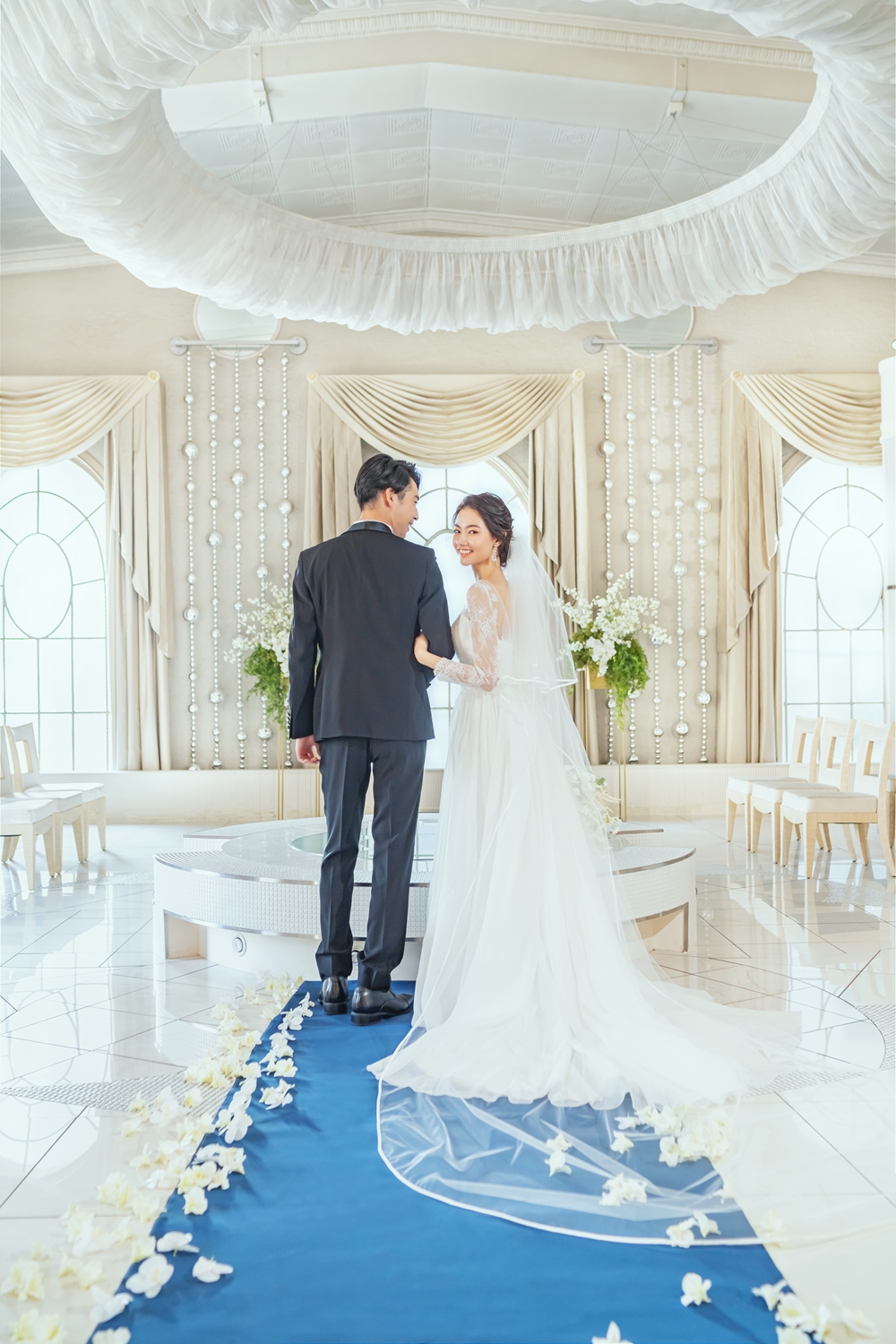 自然光が降り注ぐ中で行われる感動的な挙式