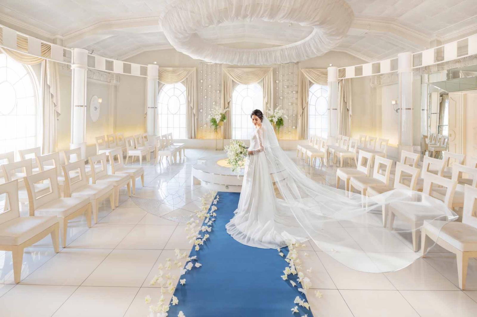 全国的にも珍しいアルモニービアン自慢の円形チャペル『カペラ・ド・セルクル』<br />
おふたりの大切な親族とゲストに見守られながら行う挙式は、感動的で心温まる唯一無二の結婚式となる