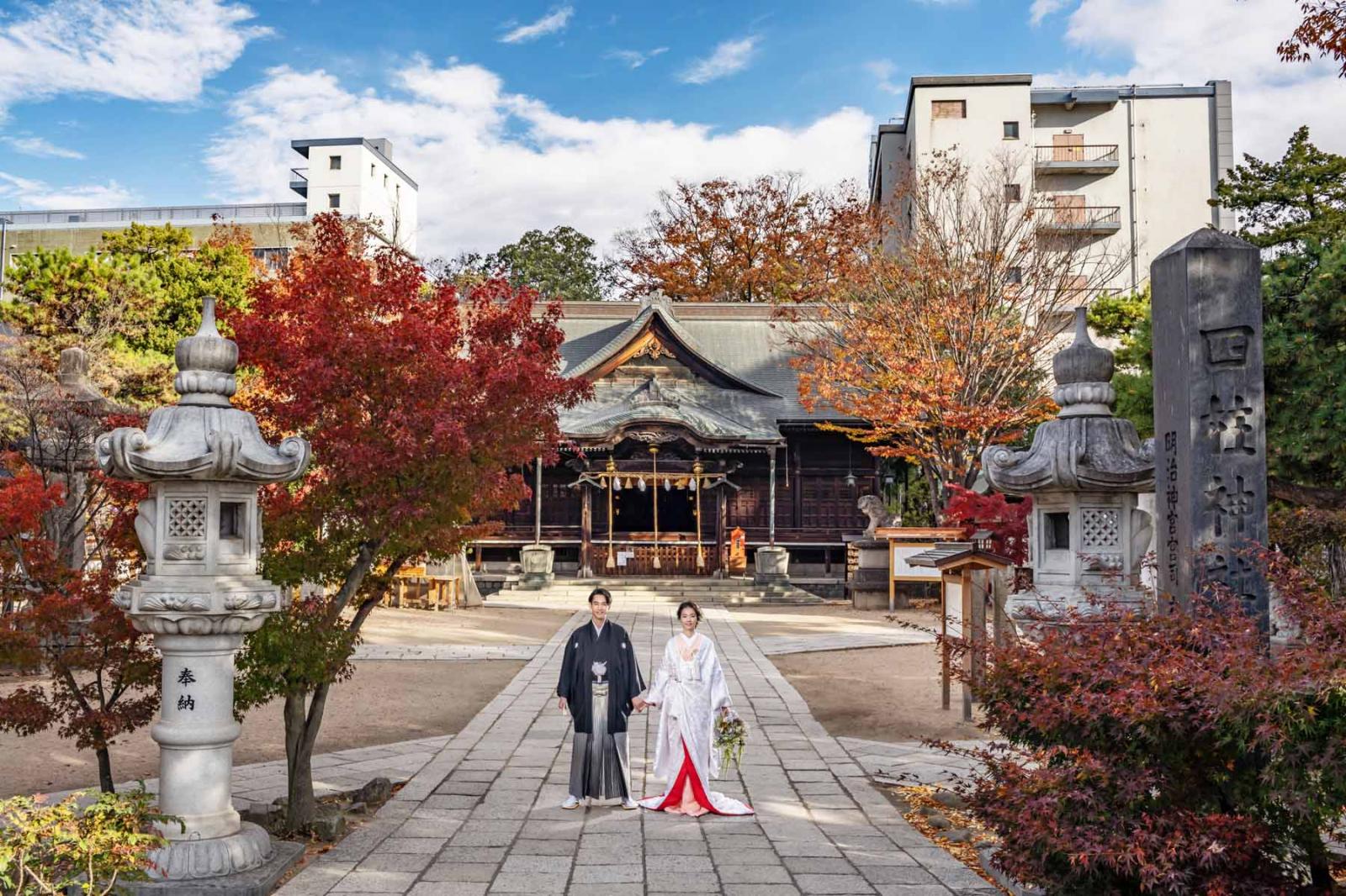本殿を背景に松本ならではのお写真が残せるのも魅力