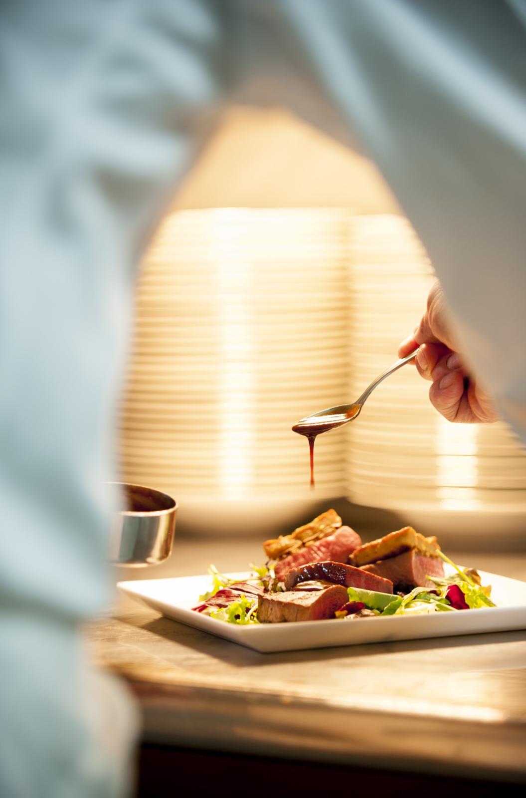 披露宴会場のすぐ隣で最終の仕上げを