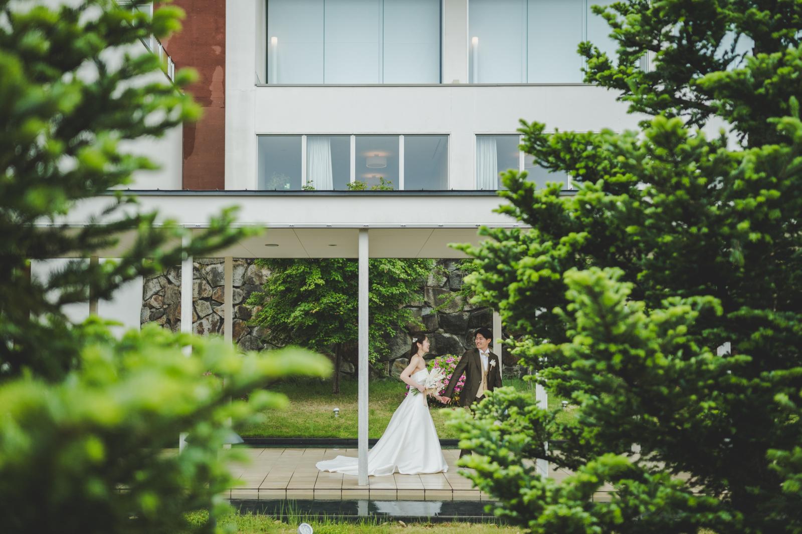 ガーデンを抜けて進む姿から、これから始まる祝宴への期待がこぼれる。