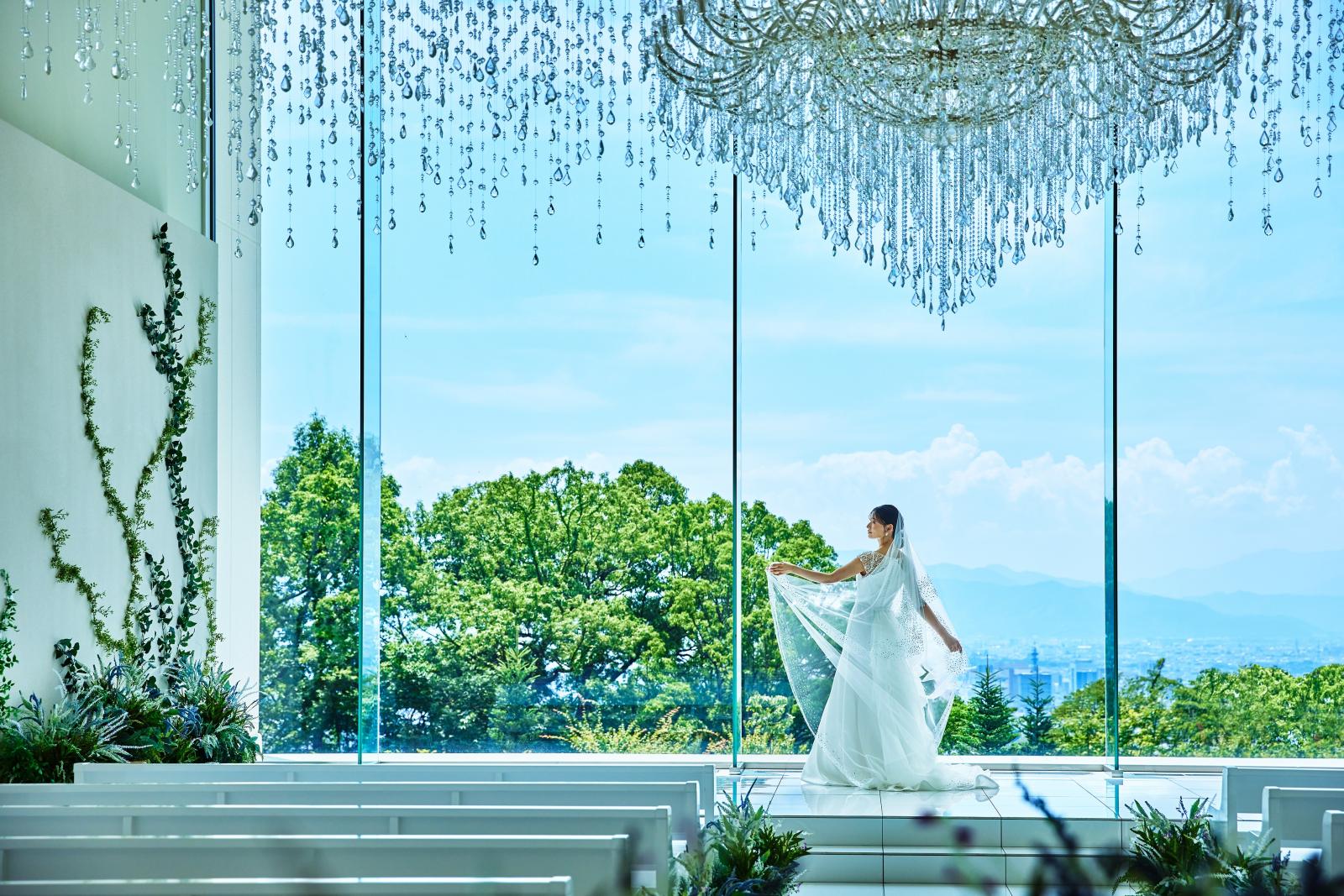 陽光と青空が花嫁の姿を一層美しく魅せる