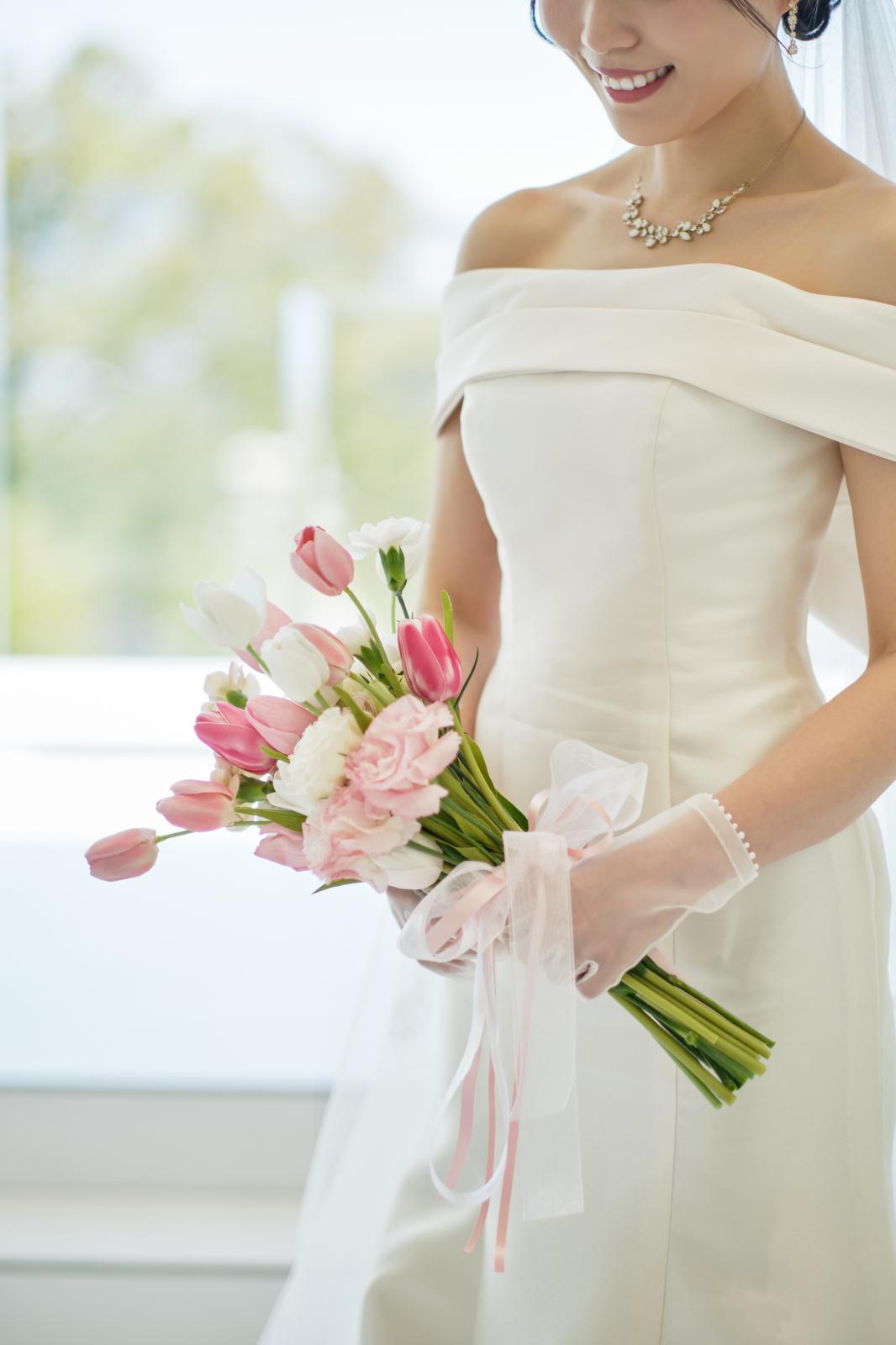 可憐なチューリップが咲きそろう、花嫁の手元を彩るブーケ