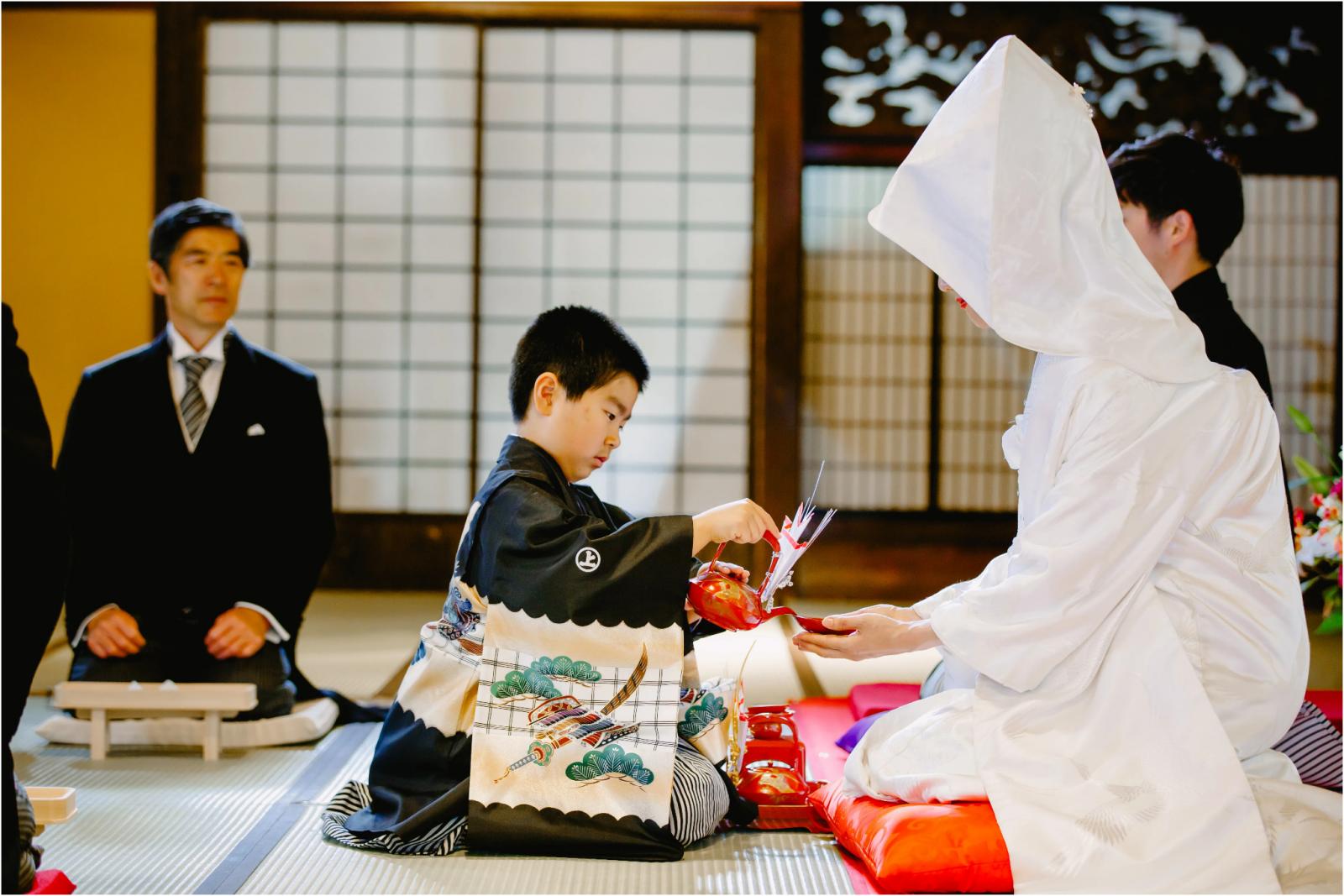 三三九度のお酌を務める「雄蝶雌蝶」