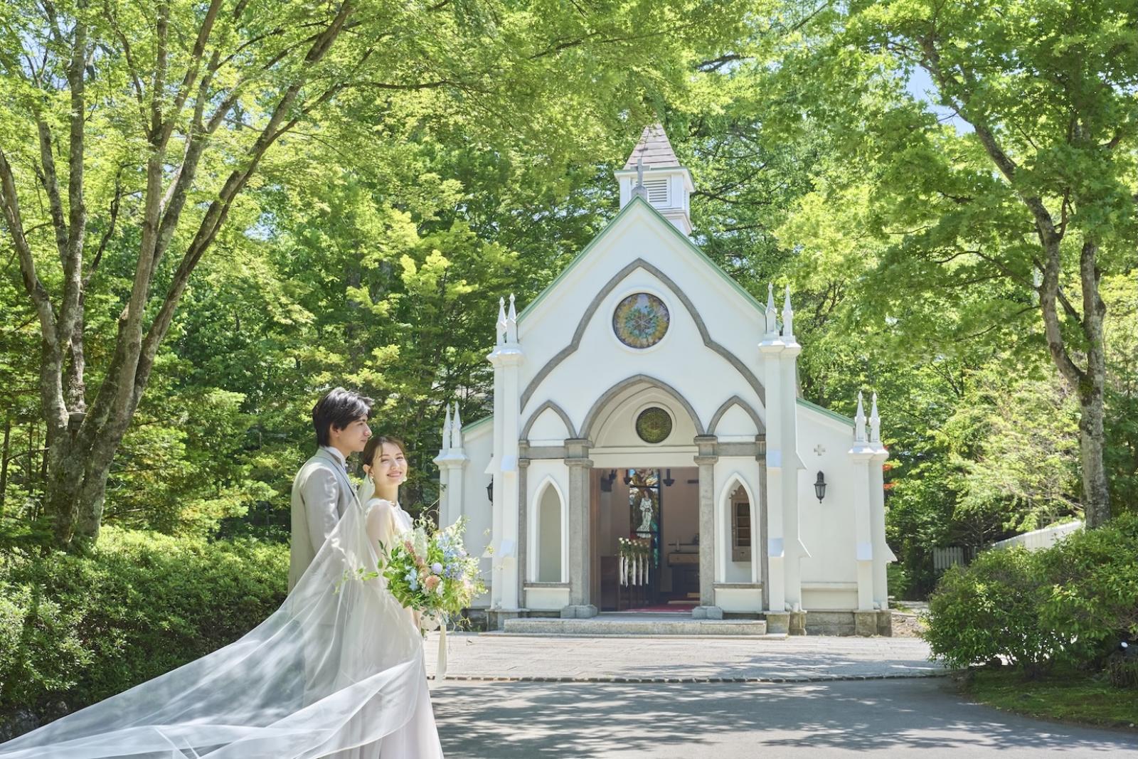 美しい軽井沢の静かな森に佇む白亜のチャペル