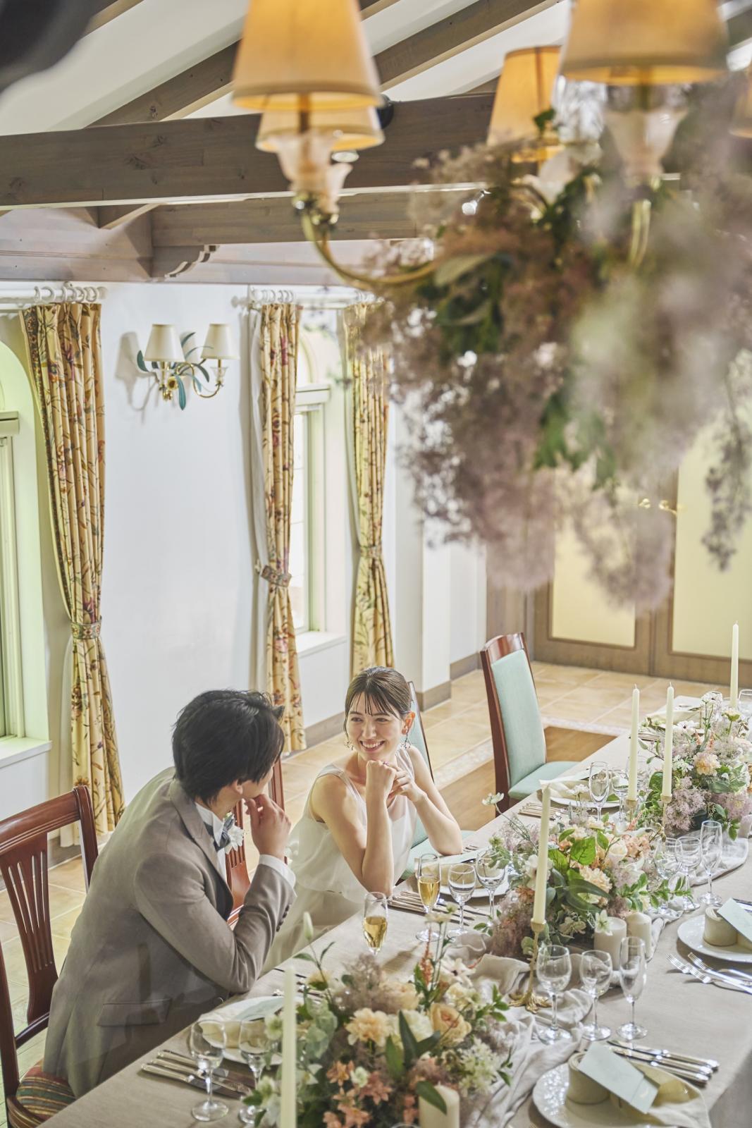 シンプルな会食会をご希望のお２人にぴったり。新郎新婦もゲストとの歓談、お食事を一緒に楽しんで。