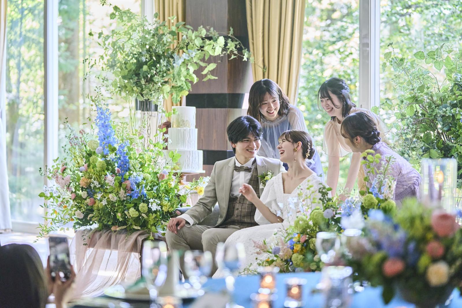 窓一面に中庭を望む開放感のある会場