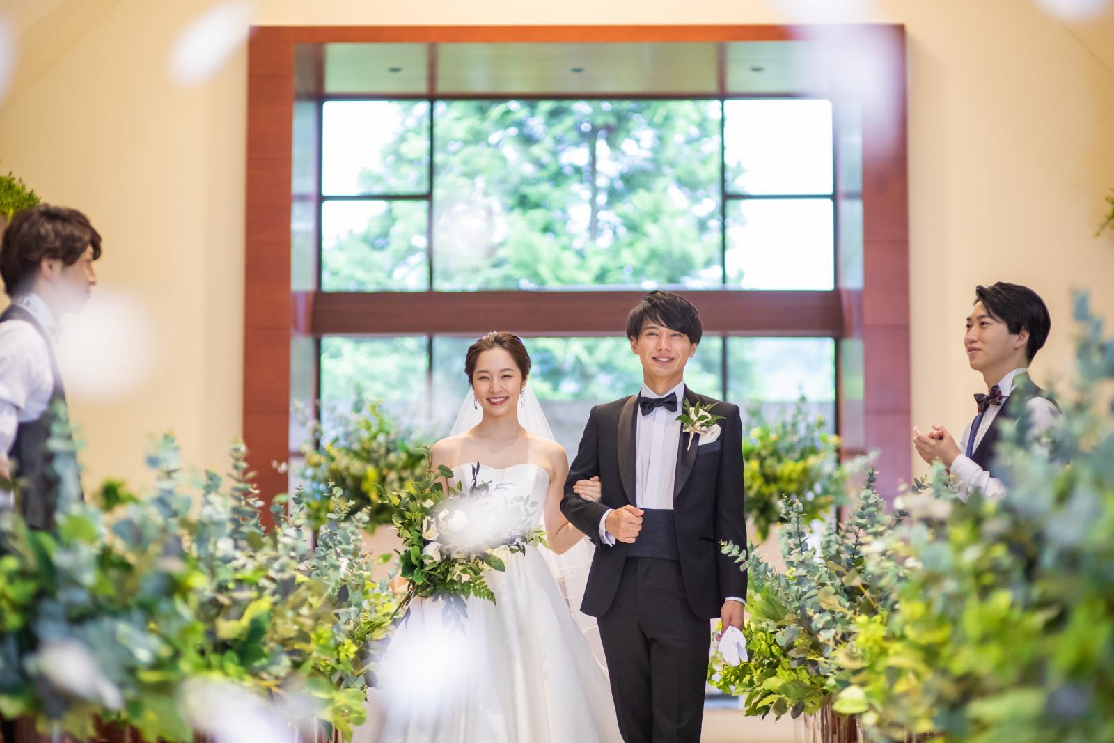 優しいトーンで大きな窓が広がるチャペル