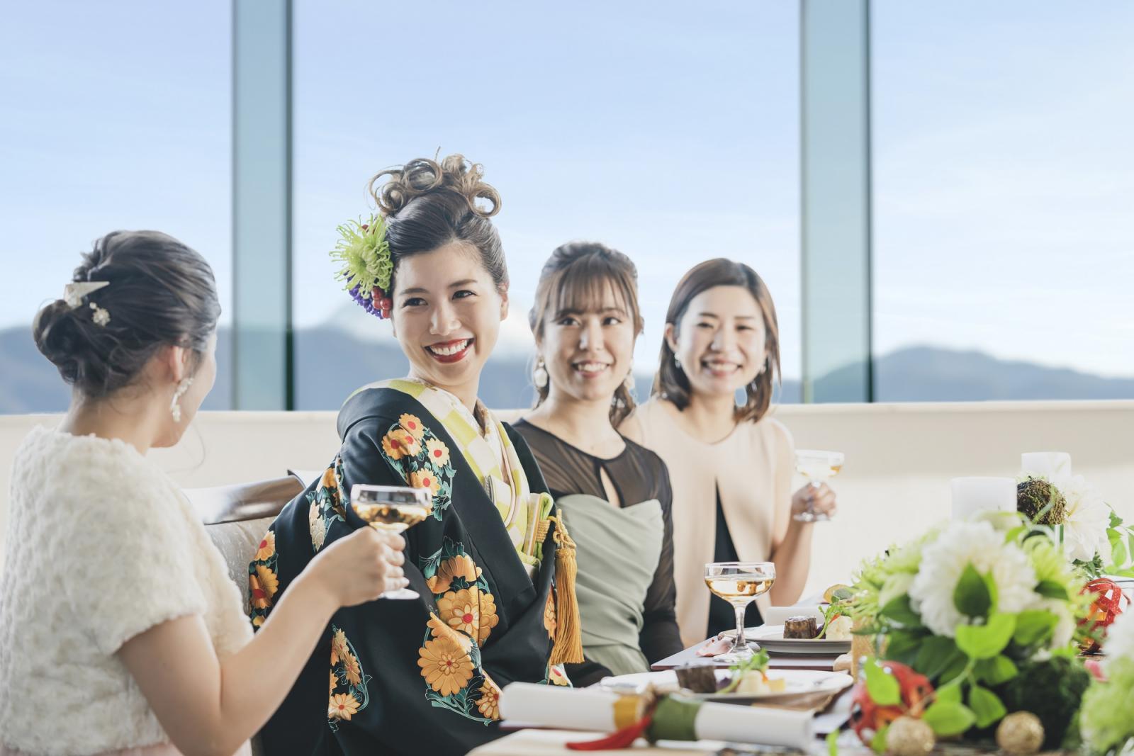 華やぐ和モダンな会場で自由なコーディネートを