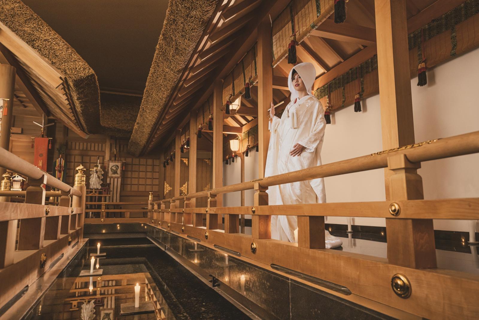 館内とは思えないほど本格的な神殿。一歩足を踏み入れると清廉な空間にどこか緊張感を覚える