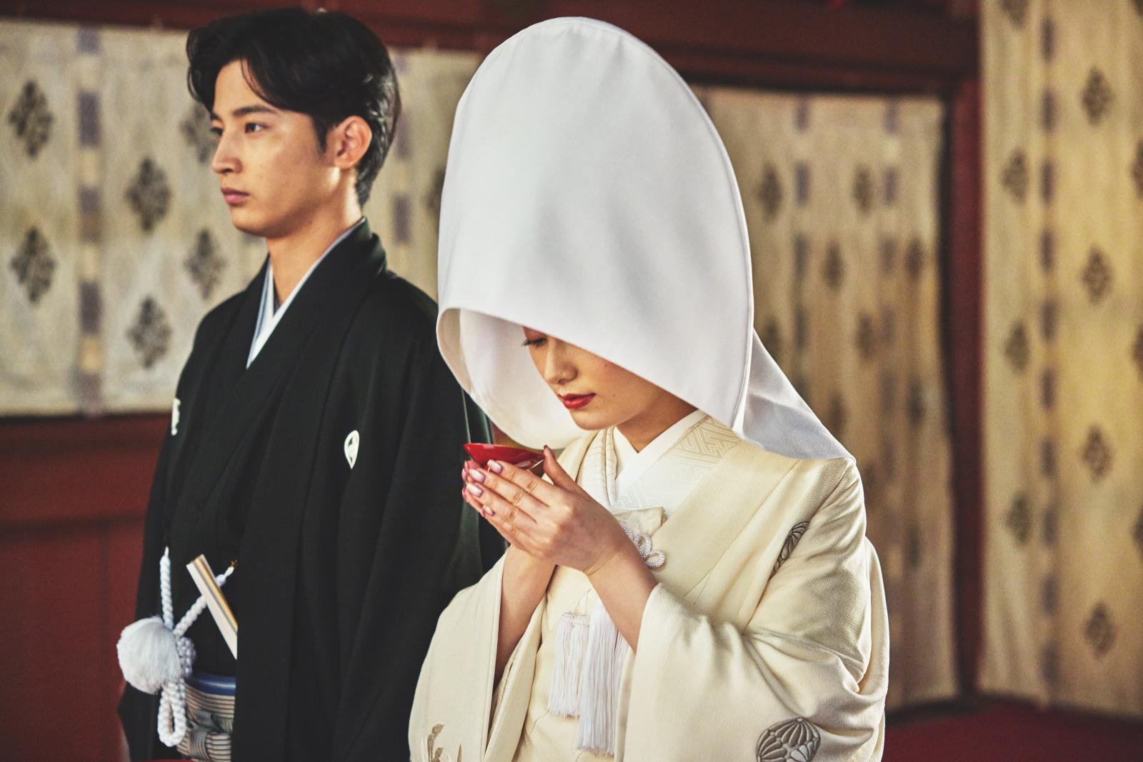 神前式の儀式のひとつ「三三九度」。新郎・新婦がお神酒を飲み交わして結婚を誓い合う大切な儀式です。