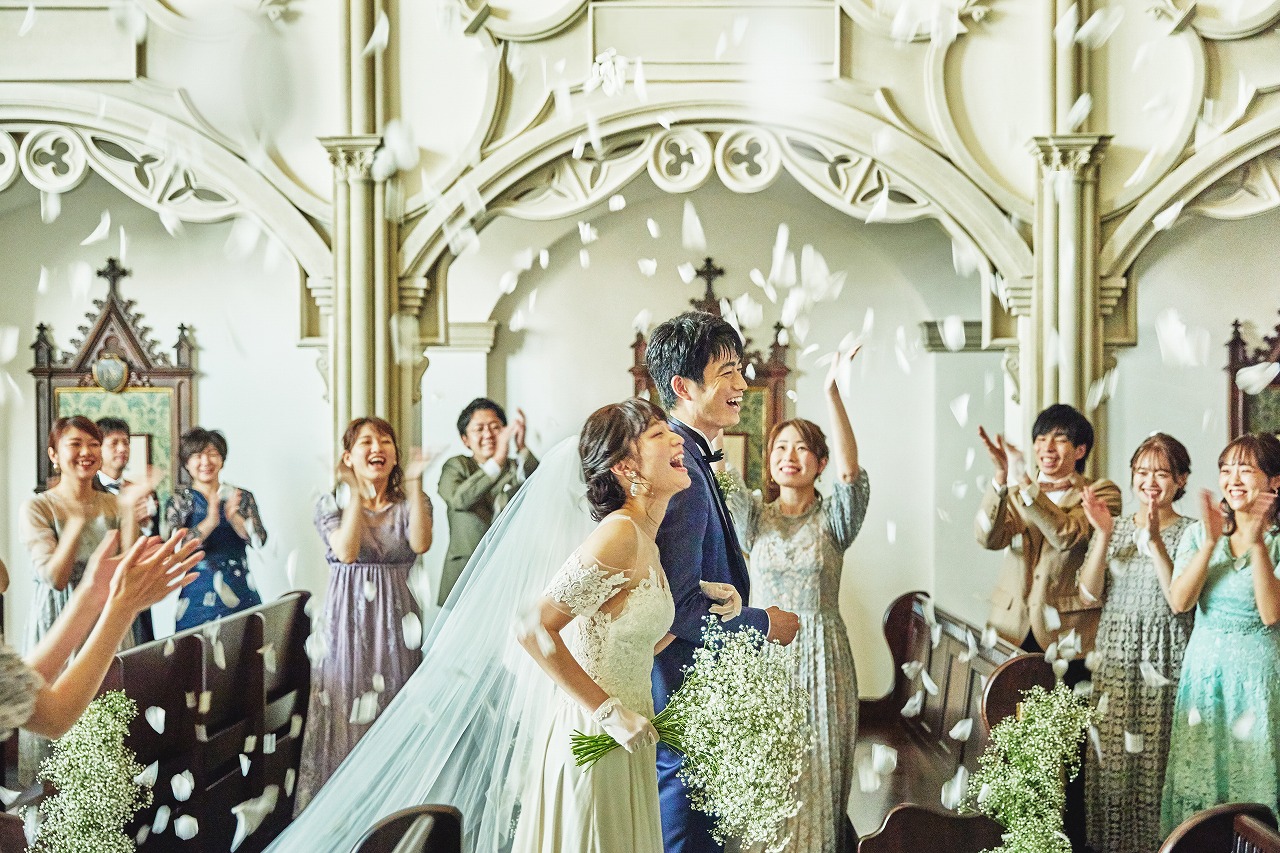 フラワーシャワーの祝福に包まれて