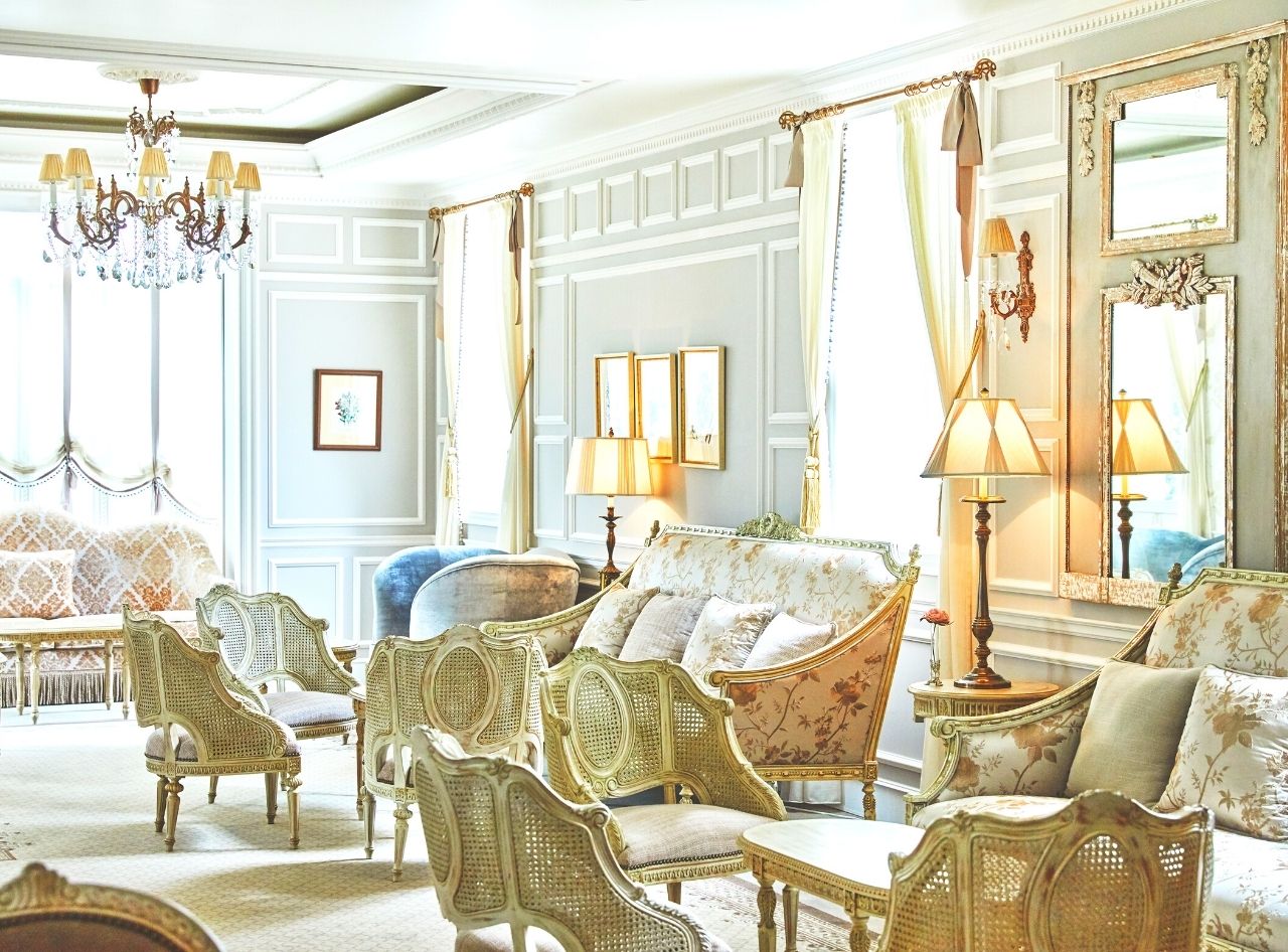 最大170名収容のゆったりとした待合室